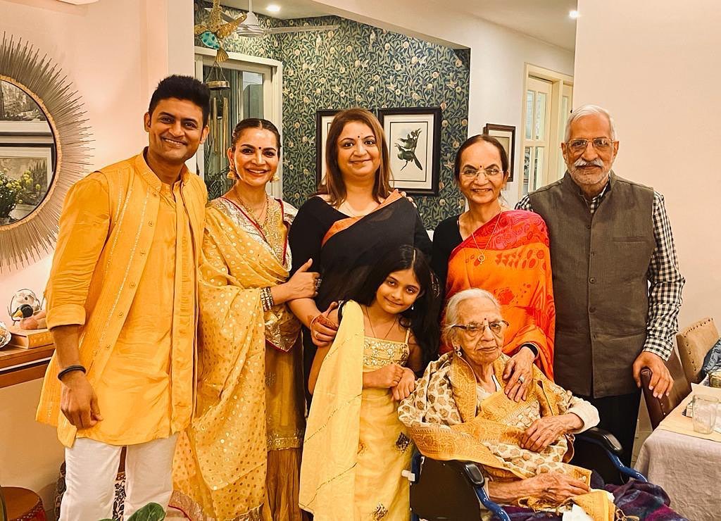 From left to right, Manav Gohil, Shweta Kawaatra, Shweta's sister, Shweta's daughter Zahra, Shweta's mother, Shweta's nani Swaraj Arora and Shweta's father