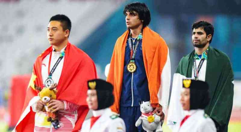 Gold medalist Neeraj Chopra of India (center) with silver medalist Qizhen Liu of China (left) and bronze medalist Arshad Nadeem of Pakistan (right) at 2018 Asian Games (Jakarta)