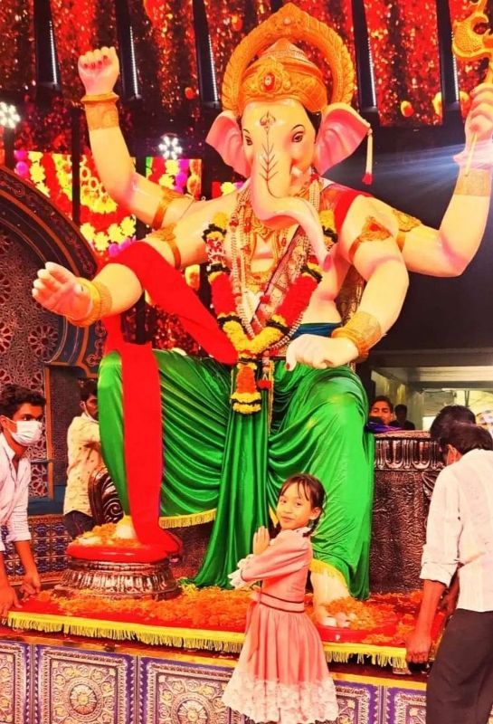 Gunjan Sinha worshipping the idol of Lord Ganesha
