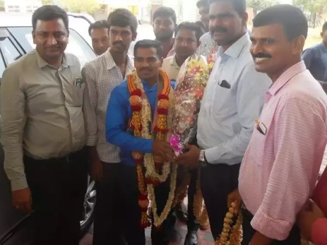 Gururaj Poojary being honoured by the Karnataka government officials