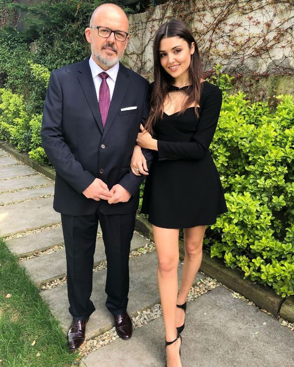 Hande Erçel with her father