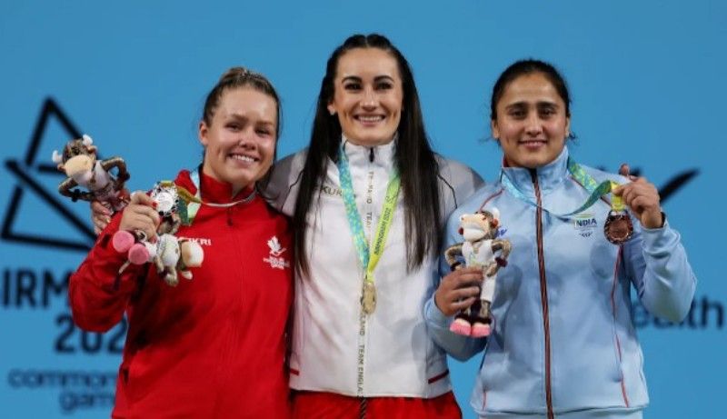 Harjinder Kaur (right) at the Commonwealth games (2022)