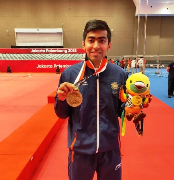 Harmeet Desai holding his bronze medal during the 18th Asian Games