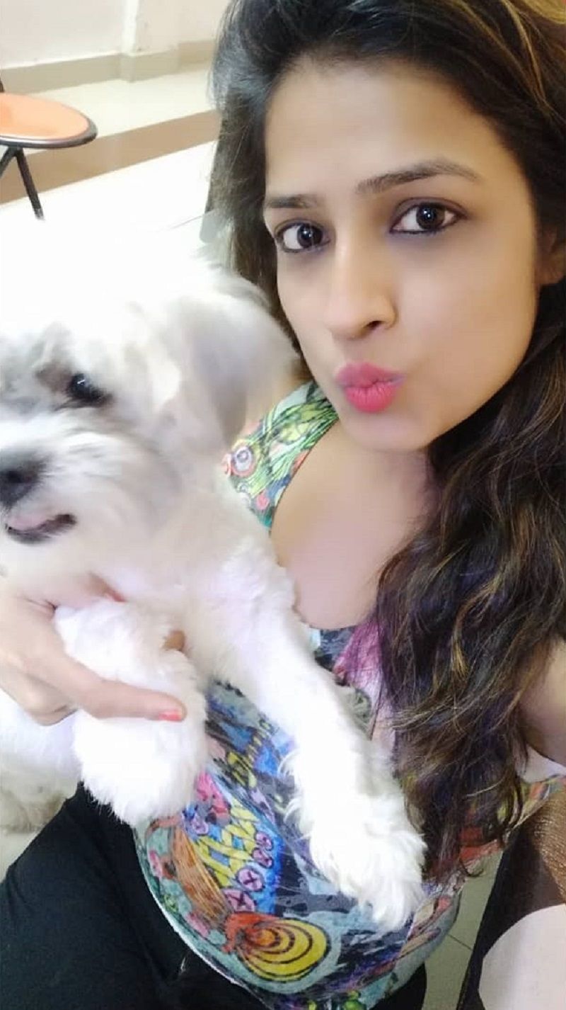 Kanishka Soni posing with a dog
