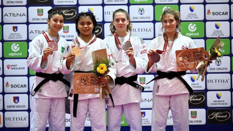 Linthoi Chanambam posing with her gold medal at the World Cadets Judo Championship 2022 (second from the left)