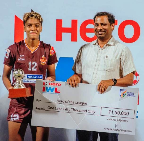 Manisha Kalyan with her Hero of The League Award at the 2022 Indian Women League