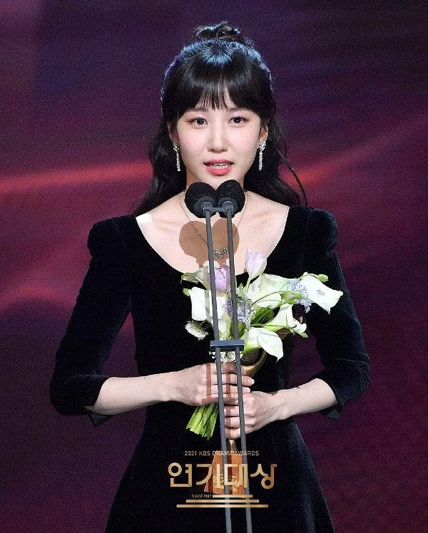 Park Eun-bin giving her thank you speech for winning the award at KBS Drama Awards 2021
