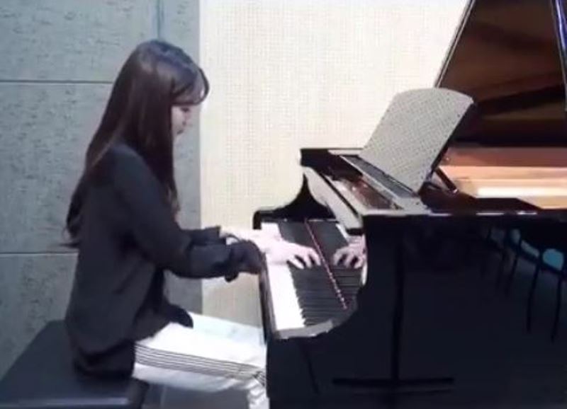 Park Eun-bin playing the piano