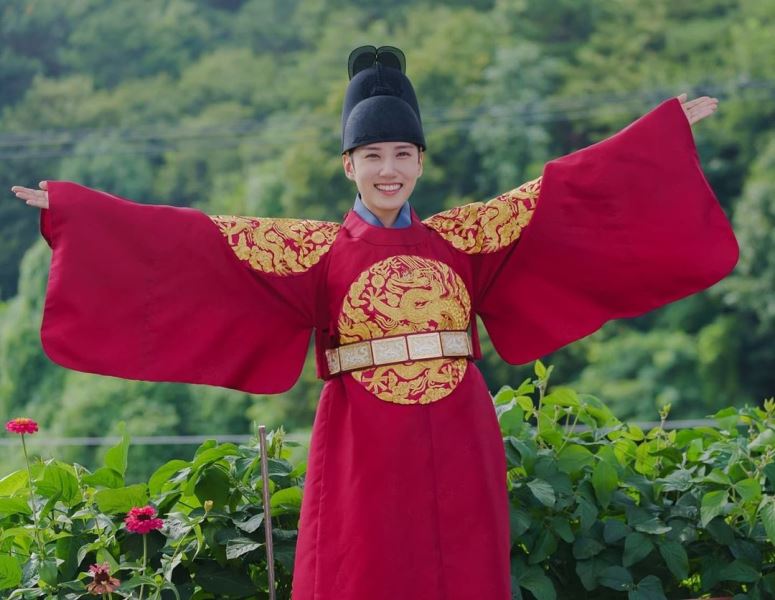 Park Eun-bin wearing a dragon robe in the 2021 TV show 'The King's Affection'
