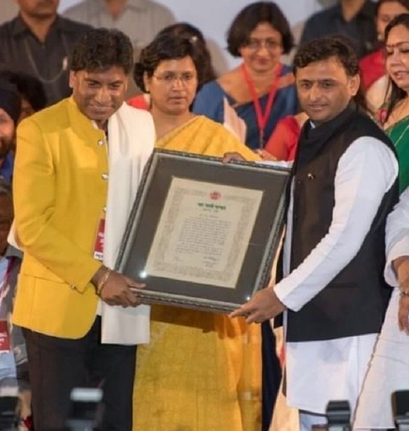Raju Srivastava receives Yash Bharti Award by Akhilesh Yadav