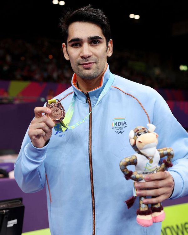 Rohit Tokas posing with his bronze medal at the Birmingham Commonwealth Games 2022