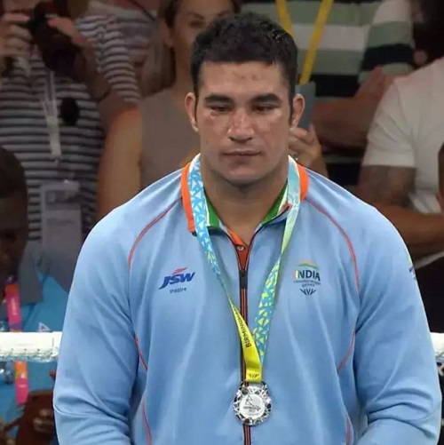 Sagar Ahlawat wearing his silver medal in Commonwealth Games 2022