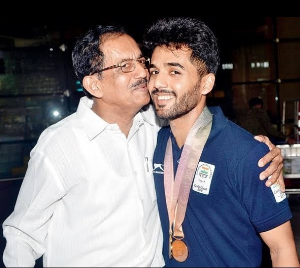 Sanil Shetty with his father Shankar Shetty