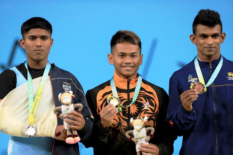 Sanket Mahadev Sargar (left) wearing his silver medal at Commonwealth Games 2022