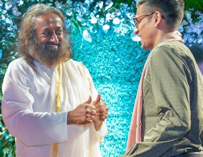 Saurav Ghosal with Sri Sri Ravishankar