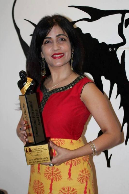 Shibani Kashyap after receiving the best playback singer award at Dadasaheb Phalke International Film Festival Award (2018)