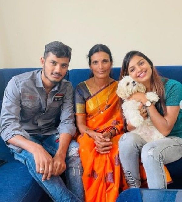Sonu Srinivas Gowda with her family