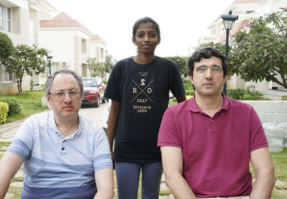 Vaishali with former World Championship Challenger Boris Gelfand and former World Champion Vladimir Kramnik at the Microsense training camp in Chennai in 2020