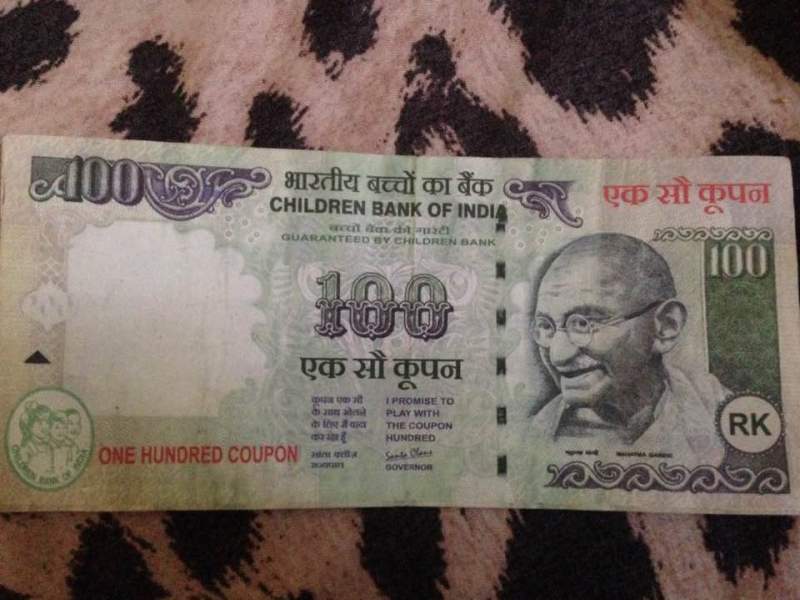 A Facebook post shared by Megha Chakraborty in which she is showcasing the fake Rs 100 note given by an auto driver