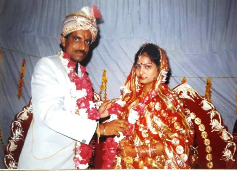 A photo of Deepu Srivastava and Sangeeta Srivastava taken during their marriage ceremony