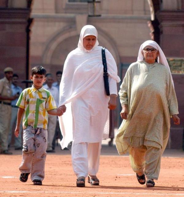 A picture of Tabassum Guru (centre), along with Ghalib Guru (left) and Ayesha Begum (right) - captured while they were coming out of Rashtrapati Bhavan after meeting President Dr APJ Abdul Kalam in October 2006