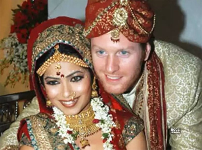 A wedding picture of Sweta Keswani and Alexx O'Nell from 2008