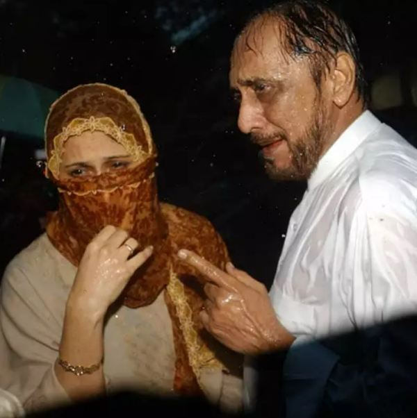 Abdul Razzak Memon (right) with Raheen Memon (Yakub's wife) waiting outside the TADA Court