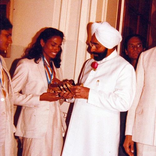 An old photo of P. T. Usha while receiving the Golden Show Award 1986