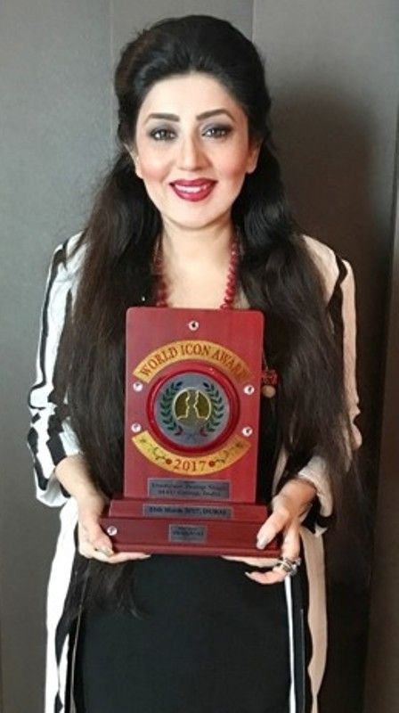 Archana Kocchar with the World Icon Award, Dubai 2017