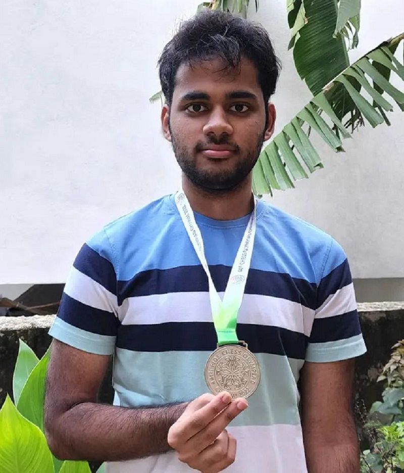 Arjun Erigaisi posing with his silver medal won in the Chess Olympiad 2022