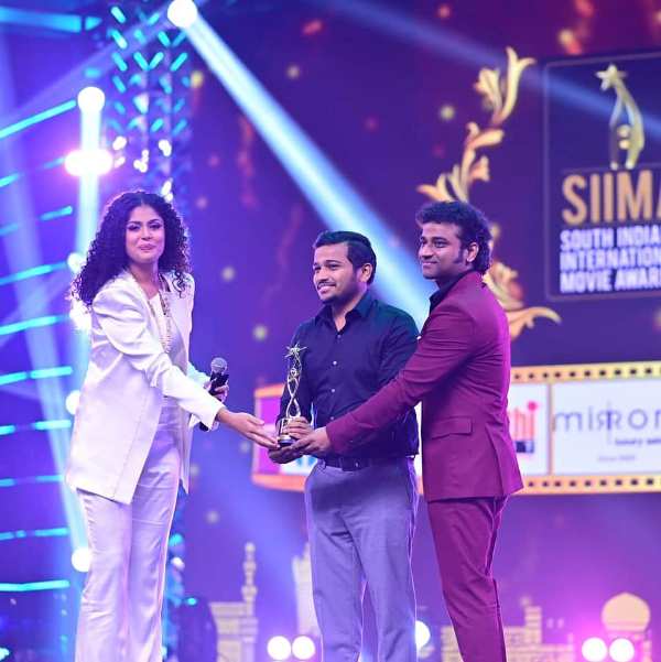 Basil Joseph receiving the SIIMA award for best actor in the film 'Kettyolaanu Ente Malakha'