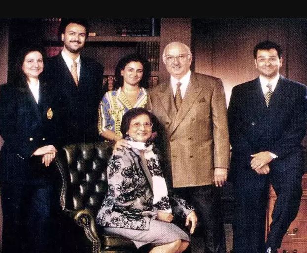 A photo of Pallonji Shapoorji Mistry with his sons, daughters, and wife