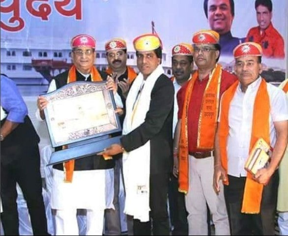 Deepu Srivastava receiving Kayastha Ratna award