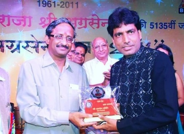 A photo of Deepu Srivastava taken while he was receiving Raja Shree Agrasen Award