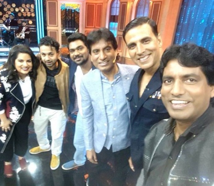 Deepu Srivastava taking a selfie with Akshay Kumar and Raju Srivastava on the sets of The Great Indian Laughter Challenge