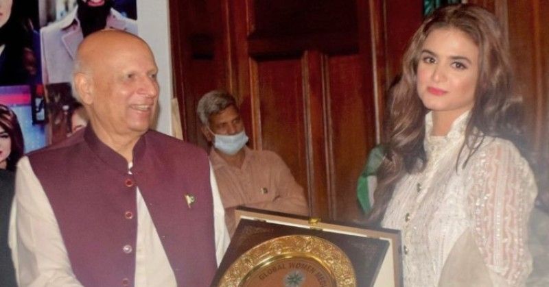 Hira Mani receiving 'Global Women Media Award' from Chaudhary Mohammad Sarvar