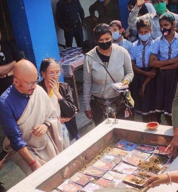 In December 2021, Shantanu Moitra carried out the ceremony of Anantha Yatra. In the ceremony, Shantanu along with his mother buried photographs of around 800 people who lost their lives due to Corona virus.