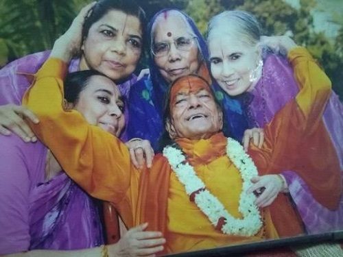 Jagadguru Shri Kripalu Ji Maharaj with his wife and daughters