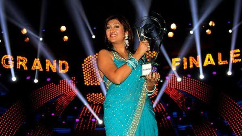 Juhi Parmar posing with his trophy after winning the Indian reality show Big Boss season 5