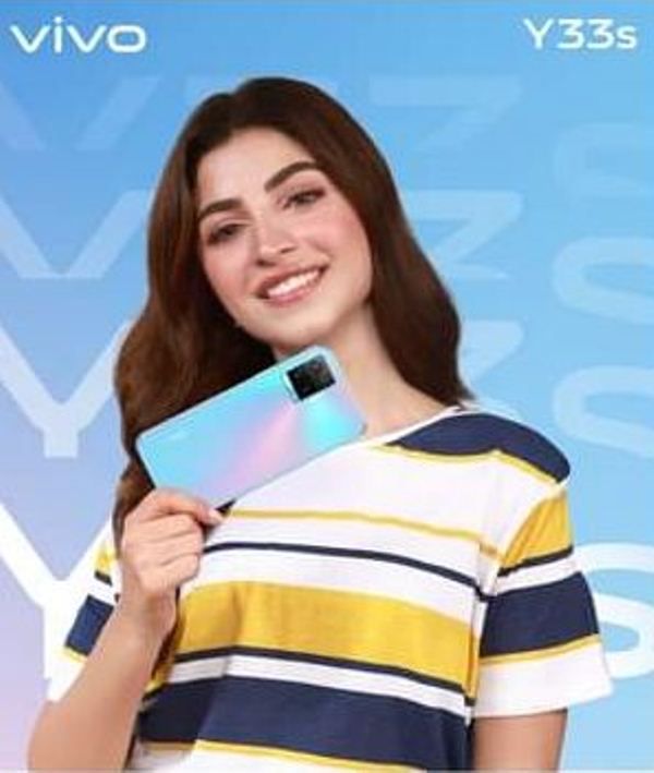 Kinza Hashmi in the advertisement of Vivo Y33s smart phone