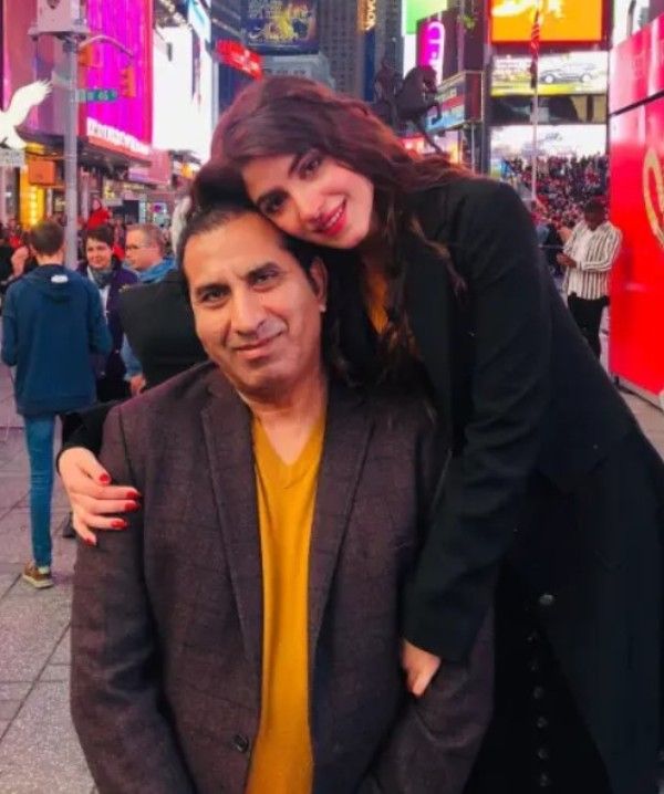 Kinza Hashmi with her Father