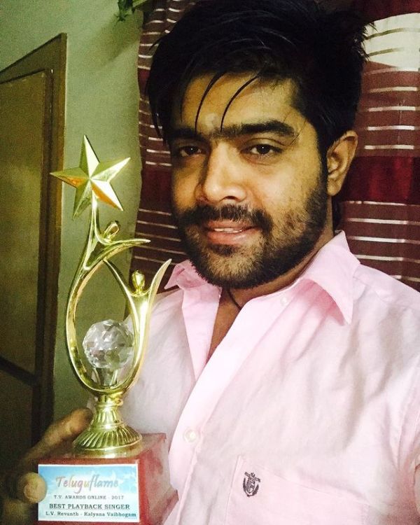 L. V. Revanth with his Best Play Back Singer Award for the title song of the Telugu television show Kalyana Vaibhogam