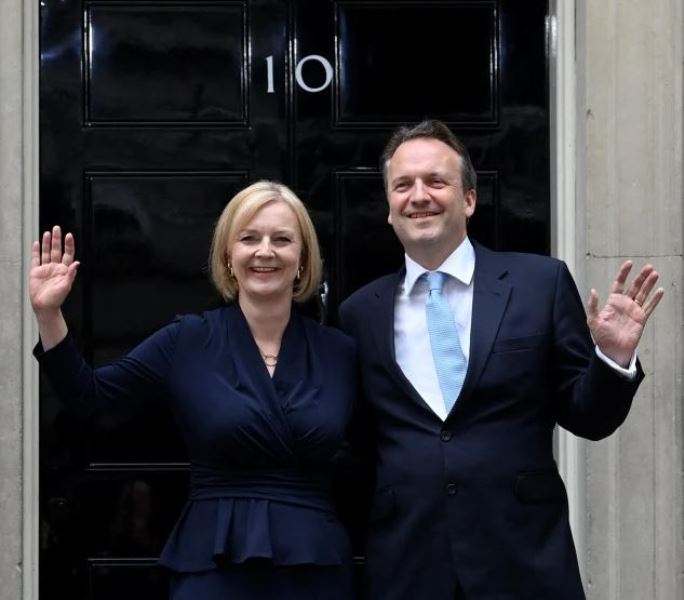 Liz Truss and Hugh O'Leary in front of house No 10 at Downing Street in London