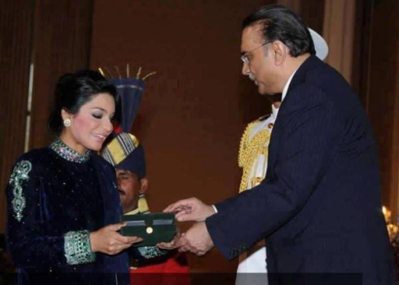 Meera receiving the Award of Pride of Performance from President Asif Ali Zardari in 2012