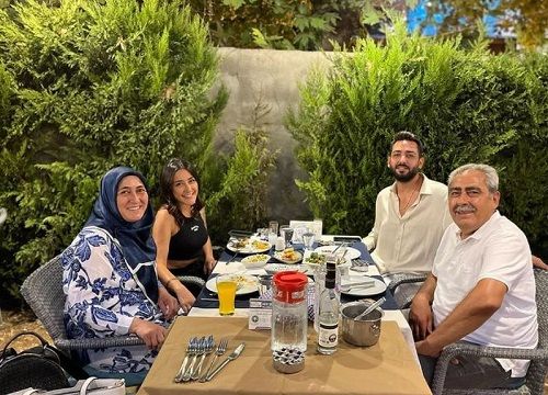 Melek Mosso with her parents and brother