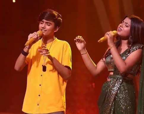 Mohammad Faiz performing with his mentor in 2022