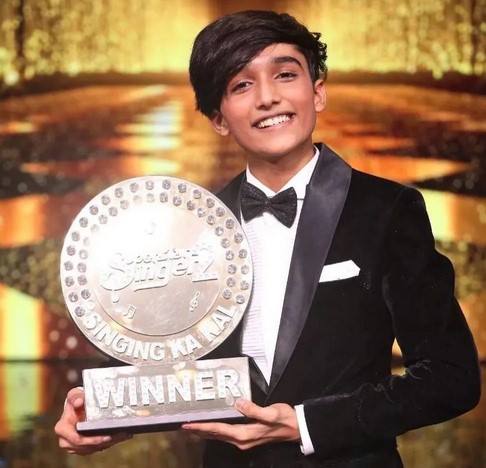 Mohammad Faiz posing with the trophy after winning Superstar Singer Season 2 in 2022