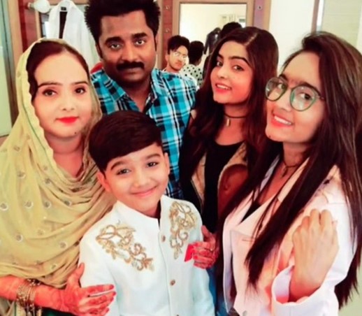 Mohammad Faiz with his parents and sisters
