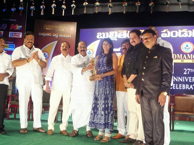Neha Chowdary wins best VJ award