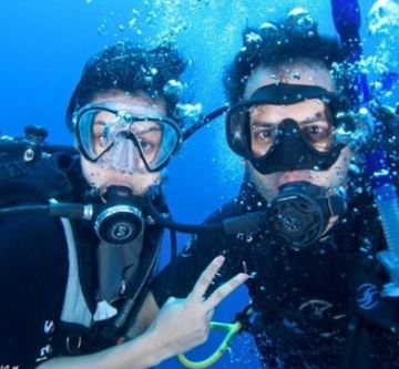 Neha Narkhede enjoying scuba diving with her husband